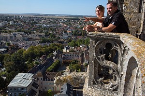 SOPHIE ET CHRISTOPHE, VUE DEPUIS LES TOITS DE LA CATHEDRALE NOTRE-DAME DE CHARTRES, PATRIMOINE MONDIAL DE L'UNESCO, EURE-ET-LOIR (28), FRANCE 