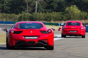 PORSCHE CAYMAN S ET FERRARI F458 ITALIA SUR LA PISTE, STAGE DE PILOTAGE SUR CIRCUIT AUTOMOBILE, PRO-PULSION, DREUX, EURE-ET-LOIR (28), FRANCE