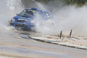 VOITURE SUBARU EN DERAPAGE SUR LA PISTE HUMIDE, STAGE DE PILOTAGE GT-RALLYE SUR CIRCUIT AUTOMOBILE, PRO-PULSION, DREUX, EURE-ET-LOIR (28), FRANCE