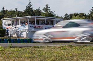 PORSCHE 997 GT3 SUR LA PISTE PASSANT DEVANT LES TRIBUNES DE SPECTATEURS, STAGE DE PILOTAGE SUR CIRCUIT AUTOMOBILE, PRO-PULSION, DREUX, EURE-ET-LOIR (28), FRANCE 