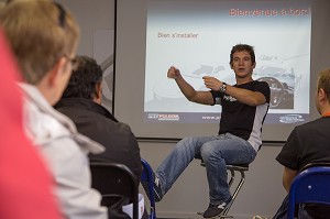 THIMOTHEE DONNANT LES CONSIGNES DE SECURITE ET DE CONDUITE AUX STAGIAIRES, STAGE DE PILOTAGE SUR CIRCUIT AUTOMOBILE, PRO-PULSION, DREUX, EURE-ET-LOIR (28), FRANCE 