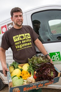 ALEXANDRE MORNAS, MARAICHER, AVEC SES PRODUITS ISSUS DE L'AGRICULTURE BIOLOGIQUE, MARAICHAGE BIOLOGIQUE AUX PETITS LEGUMES, BERCHERES-LES-PIERRES, EURE-ET-LOIR (28), FRANCE 