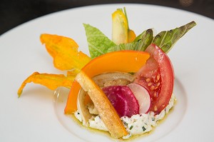 ECRASE DE CHEVRE AUX PETITS LEGUMES BIO PRIMEURS, PLAT CUISINE PAR LAURENT CLEMENT, CHEF ETOILE DU RESTAURANT LE GRAND MONARQUE, CHARTRES, EURE-ET-LOIR (28), FRANCE 