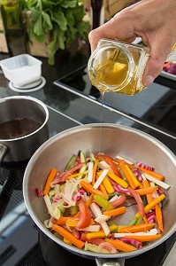 PREPARATION D'UN PLAT A BASE DE LEGUMES BIO ET DE MIEL PAR LAURENT CLEMENT, CHEF ETOILE DU RESTAURANT LE GRAND MONARQUE, CHARTRES, EURE-ET-LOIR (28), FRANCE 