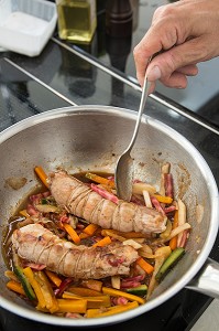 PREPARATION D'UN PLAT A BASE DE LAPIN, DE LEGUMES BIO ET DE MIEL PAR LAURENT CLEMENT, CHEF ETOILE DU RESTAURANT LE GRAND MONARQUE, CHARTRES, EURE-ET-LOIR (28), FRANCE 