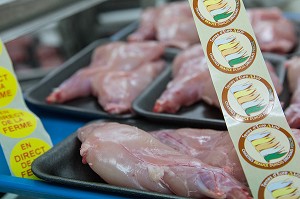 MISE EN BARQUETTES DES LAPINS DU BOIS ROUVRAY DECOUPES POUR LA VENTE, LABEL PRODUITS TERRES D'EURE-ET-LOIR, CHARTRES, EURE-ET-LOIR (28), FRANCE 