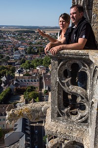 SOPHIE ET CHRISTOPHE, VUE DEPUIS LES TOITS DE LA CATHEDRALE NOTRE-DAME DE CHARTRES, PATRIMOINE MONDIAL DE L'UNESCO, EURE-ET-LOIR (28), FRANCE 