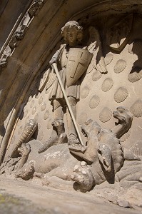 L'ARCHANGE SAINT-MICHEL TERRASSANT LE DRAGON, FACADE DU CHATEAU DE MAINTENON, EURE-ET-LOIR (28), FRANCE 