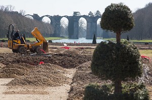 TRAVAUX DE TERRASSEMENT DU NOUVEAU JARDIN SUIVANT LES PLAN DE ANDRE LE NOTRE, CHATEAU DE MAINTENON, EURE-ET-LOIR (28), FRANCE 