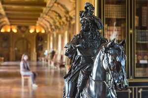 STATUE EQUESTRE DE LOUIS XIV EN BRONZE DANS LA BIBLIOTHEQUE AVEC LA GRANDE GALERIE, CHATEAU DE MAINTENON, EURE-ET-LOIR (28), CENTRE, FRANCE 