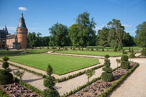 JARDINS A LA FRANCAISE DESSINES SUIVANT LES PLANS D'ANDRE LE NOTRE JARDINIER DU ROI LOUIS XIV, CHATEAU DE MAINTENON, EURE-ET-LOIR (28), FRANCE 