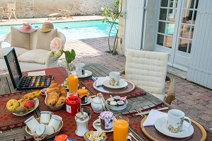 PETIT DEJEUNER A LA MAISON D'HOTES DE CHARME 'LA BERGERIE', CHAMBRES D'HOTES DE MADAME MARTINE LAFONT, HOUX, EURE-ET-LOIR (28), FRANCE 