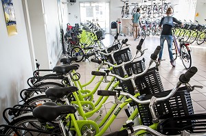 MAISON DU VELO, BOUTIQUE DE LOCATION DE VELOS A LA SORTIE DE LA GARE, CHARTRES, EURE-ET-LOIR (28), FRANCE 