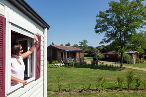 LOCATION SAISONNIERE DE CHALETS ET MOBIL HOMES, CAMPING DU PERCHE, FONTAINE-SIMON, EURE-ET-LOIR (28), FRANCE 