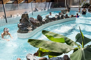 PISCINE A COURANT, JEUX D'EAU AU PARC AQUATIQUE DU PERCHE, FONTAINE-SIMON, EURE-ET-LOIR (28), FRANCE 