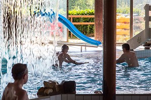 PISCINE ET CASCADE, JEUX D'EAU AU PARC AQUATIQUE DU PERCHE, FONTAINE-SIMON, EURE-ET-LOIR (28), FRANCE 