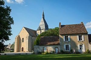 EGLISE SAINT-MARTIN BATIE AU 12EME SIECLE ET SON PRESBYTERE REHABILITE EN ECOMUSEE DE LA VALLEE DE L'AIGRE, LA FERTE-VILLENEUIL, EURE-ET-LOIR (28), FRANCE 