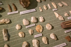 OUTILS PREHISTORIQUES EN PIERRE TAILLEE, SALLE ARCHEOLOGIQUE, ECOMUSEE DE LA VALLEE DE L'AIGRE, LA FERTE-VILLENEUIL, EURE-ET-LOIR (28), FRANCE 