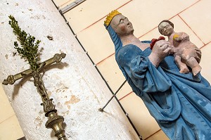 VIERGE A L'ENFANT, STATUE REALISEE DANS UN STYLE NAIF, EGLISE DE LA FERTE-VILLENEUIL, VALLEE DE L'AIGRE, EURE-ET-LOIR (28), FRANCE 
