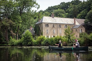 BALADE EN CANOE SUR LA CONIE, RIVIERE SAUVAGE ALIMENTEE PAR LES EAUX DE SOURCE DE L'EXSURGENCE DE LA NAPPE PHREATIQUE DE BEAUCE, DEVANT UN MOULIN A EAU, MARBOUE, EURE-ET-LOIR (28), FRANCE 