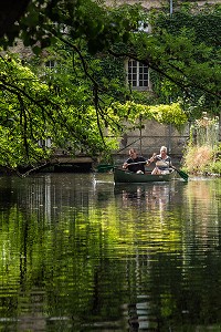 BALADE EN CANOE SUR LA CONIE, RIVIERE SAUVAGE ALIMENTEE PAR LES EAUX DE SOURCE DE L'EXSURGENCE DE LA NAPPE PHREATIQUE DE BEAUCE, MARBOUE, EURE-ET-LOIR (28), FRANCE 