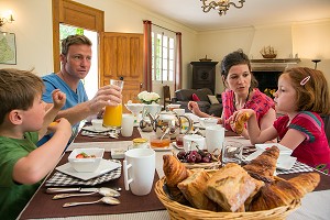 PETIT-DEJEUNER EN FAMILLE A LA MAISON D'HOTES LA PLACE SAINT-MARTIN, MARBOUE, EURE-ET-LOIR (28), FRANCE 