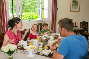 PETIT-DEJEUNER EN FAMILLE A LA MAISON D'HOTES LA PLACE SAINT-MARTIN, MARBOUE, EURE-ET-LOIR (28), FRANCE 