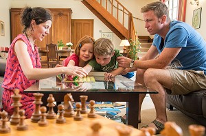 JEUX DE SOCIETE EN FAMILLE, MAISON D'HOTES LA PLACE SAINT-MARTIN, MARBOUE, EURE-ET-LOIR (28), FRANCE 