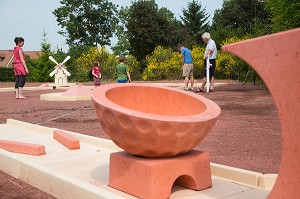 MINI GOLF DE LA MAISON D'HOTES LA PLACE SAINT-MARTIN, MARBOUE, EURE-ET-LOIR (28), FRANCE 