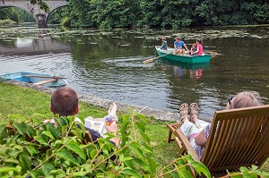 PROMENADE EN BARQUE SUR LE LOIR ET DETENTE DANS LE JARDIN DE LA MAISON D'HOTES LA PLACE SAINT-MARTIN, MARBOUE, EURE-ET-LOIR (28), FRANCE 