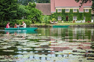 PROMENADE EN BARQUE SUR LE LOIR DEVANT LA MAISON D'HOTES LA PLACE SAINT-MARTIN, MARBOUE, EURE-ET-LOIR (28), FRANCE 