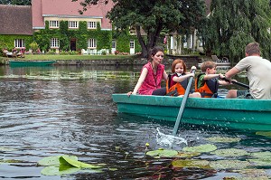 PROMENADE EN BARQUE SUR LE LOIR PRES DE LA MAISON D'HOTES LA PLACE SAINT-MARTIN, MARBOUE, EURE-ET-LOIR (28), FRANCE 