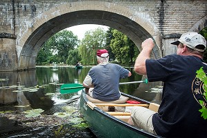 PROMENADE EN BARQUE SUR LE LOIR, ACTIVITE PROPOSEE PAR LA MAISON D'HOTES LA PLACE SAINT-MARTIN, MARBOUE, EURE-ET-LOIR (28), FRANCE 