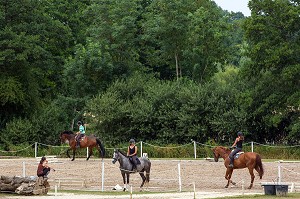 ENTRAINEMENT D' EQUITATION AU MANEGE EXTERIEUR, CENTRE EQUESTRE DES ECURIES DU VAL DE L'EURE, NOGENT-SUR-EURE, EURE-ET-LOIR (28), FRANCE 