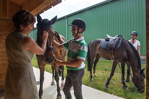 CAVALIERS AVEC LEUR CHEVAL PRES DU GITE DE GROUPE DES ECURIES DU VAL DE L'EURE, NOGENT-SUR-EURE, EURE-ET-LOIR (28), FRANCE 