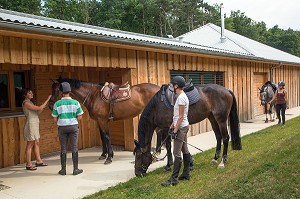 CAVALIERS AVEC LEUR CHEVAL PRES DU GITE DE GROUPE DES ECURIES DU VAL DE L'EURE, NOGENT-SUR-EURE, EURE-ET-LOIR (28), FRANCE 