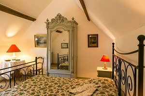 CHAMBRE, GITE DE LA GRANGE A PAIN DANS LE PARC DE L'ANCIEN PRIEURE DE BOUCHE D'AIGRE, ROMILLY-SUR-AIGRE, EURE-ET-LOIR (28), FRANCE 
