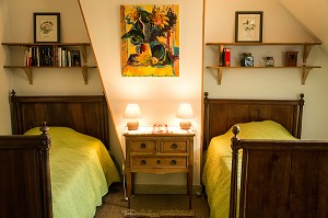 CHAMBRE, GITE DE LA GRANGE A PAIN DANS LE PARC DE L'ANCIEN PRIEURE DE BOUCHE D'AIGRE, ROMILLY-SUR-AIGRE, EURE-ET-LOIR (28), FRANCE 