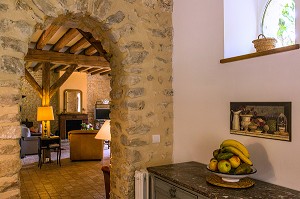 SALON, GITE DE LA GRANGE A PAIN DANS LE PARC DE L'ANCIEN PRIEURE DE BOUCHE D'AIGRE, ROMILLY-SUR-AIGRE, EURE-ET-LOIR (28), FRANCE 
