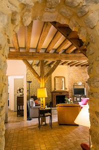 SALON, GITE DE LA GRANGE A PAIN DANS LE PARC DE L'ANCIEN PRIEURE DE BOUCHE D'AIGRE, ROMILLY-SUR-AIGRE, EURE-ET-LOIR (28), FRANCE 