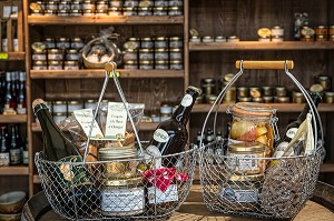 PRODUITS DU TERROIR LABELLISES TERRES D'EURE-ET-LOIR, ETAL DE LA BOUTIQUE 'LE MARCHE GOURMAND DE MAITRE COCHON', AUBERGE GRAND'MAISON, MEAUCE, EURE-ET-LOIR (28), FRANCE 