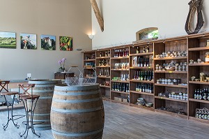 PRODUITS DU TERROIR LABELLISES TERRES D'EURE-ET-LOIR, ETAL DE LA BOUTIQUE 'LE MARCHE GOURMAND DE MAITRE COCHON', AUBERGE GRAND'MAISON, MEAUCE, EURE-ET-LOIR (28), FRANCE 