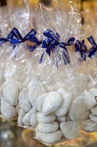 LES MENTCHIKOFFS, CONFISERIE DE SPECIALITE CHARTRAINE (BONBON AU CHOCOLAT RECOUVERT DE MERINGUE), CHARTRES, EURE-ET-LOIR (28), FRANCE 