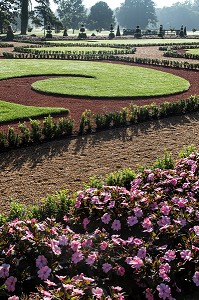 JARDINS A LA FRANCAISE DESSINES SUIVANT LES PLANS D'ANDRE LE NOTRE JARDINIER DU ROI LOUIS XIV, CHATEAU DE MAINTENON, EURE-ET-LOIR (28), FRANCE 