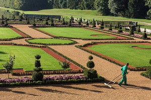 JARDINS A LA FRANCAISE DESSINES SUIVANT LES PLANS D'ANDRE LE NOTRE JARDINIER DU ROI LOUIS XIV, CHATEAU DE MAINTENON, EURE-ET-LOIR (28), FRANCE 