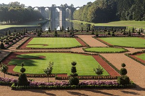 JARDINS A LA FRANCAISE DESSINES SUIVANT LES PLANS D'ANDRE LE NOTRE JARDINIER DU ROI LOUIS XIV, CHATEAU DE MAINTENON, EURE-ET-LOIR (28), FRANCE 