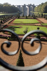 JARDINS A LA FRANCAISE DESSINES SUIVANT LES PLANS D'ANDRE LE NOTRE JARDINIER DU ROI LOUIS XIV, CHATEAU DE MAINTENON, EURE-ET-LOIR (28), FRANCE 