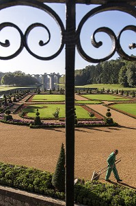 JARDINS A LA FRANCAISE DESSINES SUIVANT LES PLANS D'ANDRE LE NOTRE JARDINIER DU ROI LOUIS XIV, CHATEAU DE MAINTENON, EURE-ET-LOIR (28), FRANCE 