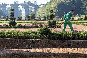 JARDINS A LA FRANCAISE DESSINES SUIVANT LES PLANS D'ANDRE LE NOTRE JARDINIER DU ROI LOUIS XIV, CHATEAU DE MAINTENON, EURE-ET-LOIR (28), FRANCE 