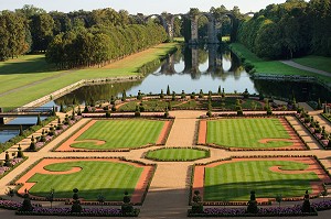 JARDINS A LA FRANCAISE DESSINES SUIVANT LES PLANS D'ANDRE LE NOTRE JARDINIER DU ROI LOUIS XIV, CHATEAU DE MAINTENON, EURE-ET-LOIR (28), FRANCE 